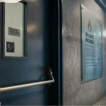 Porte issue de secours coupe-feu avec barre antipanique en couloir