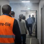 Serre file incendie : collègue en gilet haute visibilité guidant une évacuation